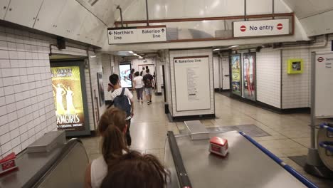 Erreichen-Des-Unteren-Endes-Der-Rolltreppe-In-Der-Londoner-U-Bahn,-Station-Charing-Cross