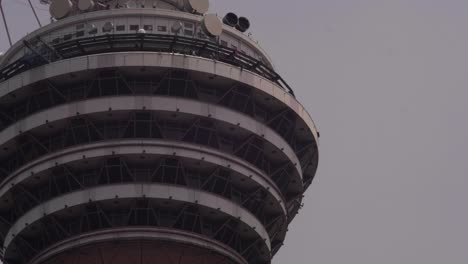 Basejumper-Springen-Vom-Menara-Tower-In-Kuala-Lumpur