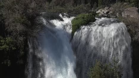 Nahaufnahme-Des-Wasserfalls-Im-Süden-Von-Chile