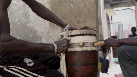 Weitwinkelaufnahme-Eines-Senegalesischen-Mannes,-Der-Einen-Säbel-Häutet