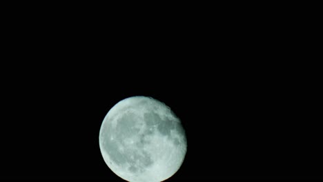 Luna-Recorriendo-El-Cielo-Nocturno