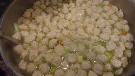 Kochen,-Hinzufügen-Von-Aromatisiertem-Grün-Zur-Suppe