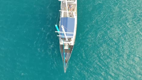 Luftaufnahme-Des-Segelschiffs-An-Den-Whitsundays