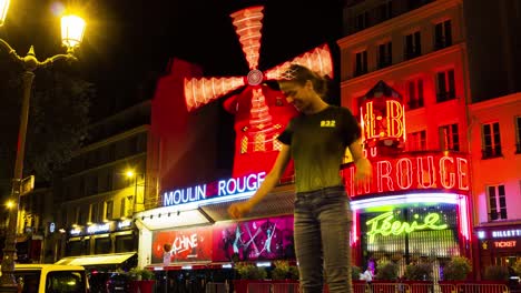 Timlapse-of-girls-playing-in-front-of-the-moulin-rouge