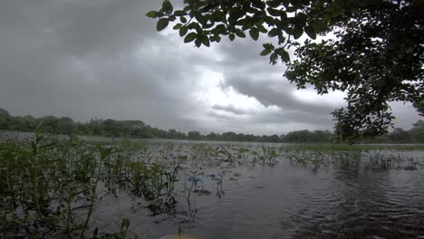 Regen-Fällt-Auf-See-Wasser-Filmische-Wolken-Landschaft-Hintergrund