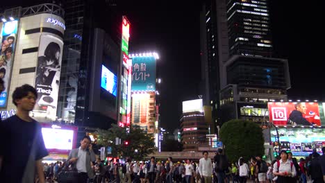 Autos-Und-Tausende-Von-Menschen-Gehen-über-Die-Berühmte-Shibuya-kreuzung-In-Tokyo-Japan-Timelapse