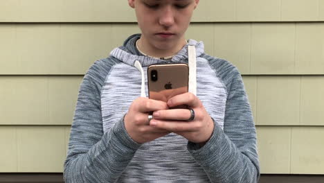 Teenager-Schaut-Auf-Sein-Neues-IPhone-X-Und-Schreibt-Eine-SMS