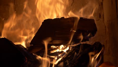 Brennholz,-Das-In-Einem-Kachelofen-Feuer-Fängt---Herzmuschel
