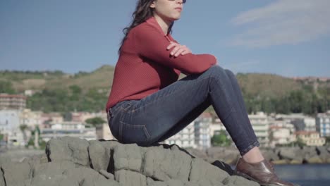 Girl-with-sunglasses-posing-near-the-sea-in-slow-motion