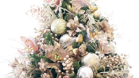 Geschmückter-Weihnachtsbaum-Für-Feiertage-Auf-Weißem-Hintergrund