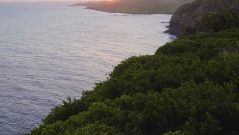 Hawaiianischer-Sonnenuntergang-Und-Luftbild-Der-Insel-Maui-Und-Wellen,-Die-An-Der-Küste-Krachen