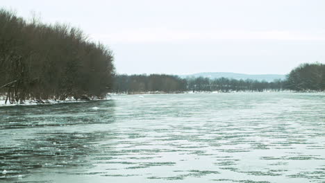 Eis-Schwimmt-Im-Winter-Den-Pennsylvania-River-Hinunter