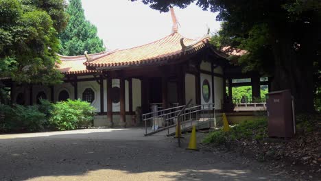 La-Vista-Del-Santuario-En-El-Jardín-Nacional-Shinjuku-Gyoen