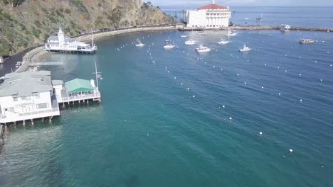Fliegen-über-Den-Hafen-Des-Kasinos-Der-Catalina-Inseln