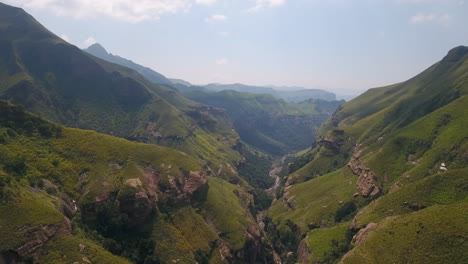 Filmische-Luftaufnahme-Der-Berglandschaft-In-Afrika