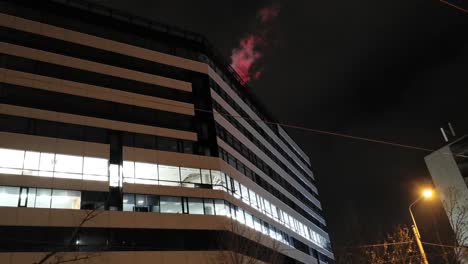 Edificio-Alto-Y-Moderno-De-Noche-Con-Luces-Rojas