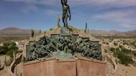 Schönes-Detail-Des-Flachreliefs-Und-Der-Indianerstatue-Des-Denkmals-Für-Die-Helden-Der-Unabhängigkeit-In-Der-Stadt-Humahuaca