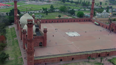 Lahore,-Pakistan,-Badshahi-Mosque-aerial-view-with-Minar-e-Pakistan,-Park-of-the-Minar-e-Pakistan,-Another-side-is-a-Gurdwara-of-Sikhs,-Visitors-ladies,-gents-and-children-are-in-the-Mosque