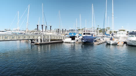 Luxuriöser-Lebensstil-Mit-Booten-Und-Yachten,-Die-Im-Hafen-Von-Santa-Monica,-Kalifornien,-Corniche-Angedockt-Sind