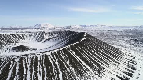 Luftaufnahme-Des-Vulkans-Hverfjall-In-Island-Und-Der-Umliegenden-Berge,-Die-Mit-Schnee-Bedeckt-Sind