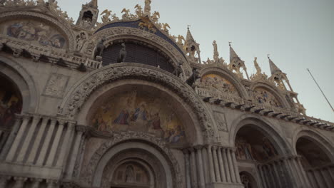 Fachada-De-La-Histórica-Basílica-De-San-Marco,-Plano-General-De-La-Mañana,-Venecia,-Italia
