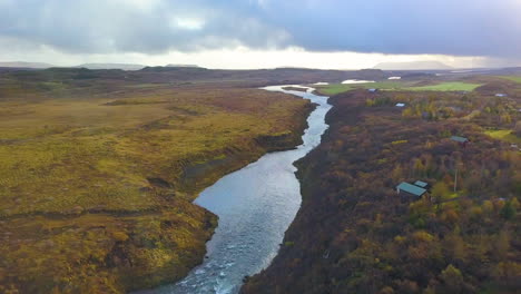 Vista-De-Drones-Del-Río-Tungufljót-Cerca-De-Las-Cataratas-Faxi-En-Islandia