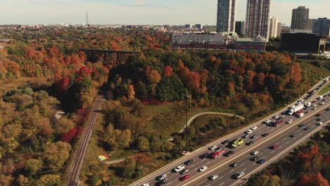 Herbstfarbe-über-Don-Valley-Parkway-Toronto-Ontario-Kanada