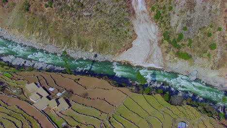 Ein-Fluss,-Der-Normalerweise-In-Bergen-Fließt,-In-Engen,-Tiefen-Tälern-Mit-Steilen-Ufern,-Felsigem-Bachbett-Und-Angesammelten-Steintrümmern