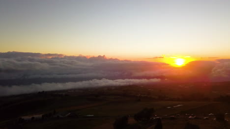 Unglaubliche-Wolkenformationen-Während-Des-Sonnenuntergangs-In-Einem-Tropischen-Hügel