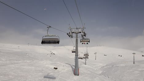 Zeitraffer---Skiliftfahrt-Für-6-Personen-Mit-Der-Gondelbahnkreuzung-Im-Skigebiet-Gudauri-In-Georgia-Im-Winter-Im-Dezember