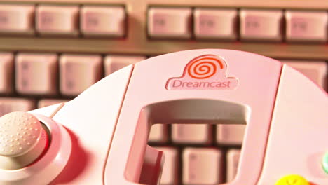 Controlador-Sega-Dreamcast-Con-Teclado-En-Segundo-Plano-Deslizar-Hacia-La-Derecha