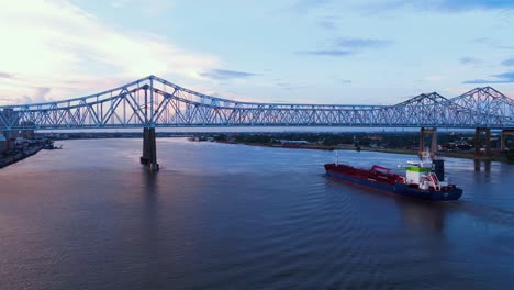Concurrido-Río-Mississippi-Acercándose-Al-Icónico-Puente-O-Nueva-Orleans
