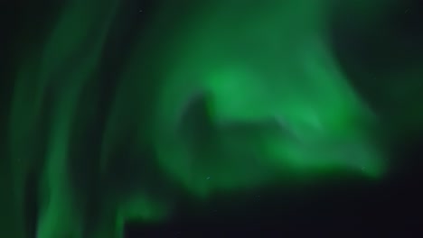 Das-In-Echtzeit-Gefilmte-Nordlicht-über-Einer-Berglandschaft-Auf-Der-Insel-Kvaløya-Bei-Tromsø-In-Nordnorwegen