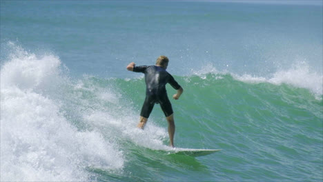 Video-En-Cámara-Lenta-De-Surfista-Masculino-En-Waihi-Beach,-Nueva-Zelanda