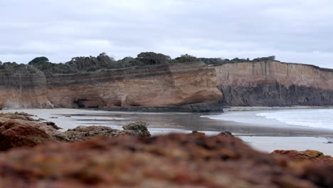 Sandstone-cliff-face-of-an-Australian-beach