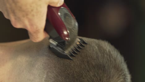Der-Friseur-Verwendet-Eine-Haarschneidemaschine,-Um-Haare-Von-Der-Seite-Zu-Schneiden