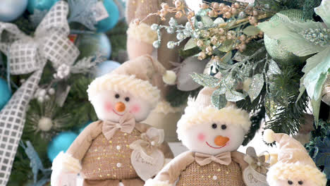 Schön-Geschmückte-Weihnachtsbäume-Und-Schneemänner-Im-Detail