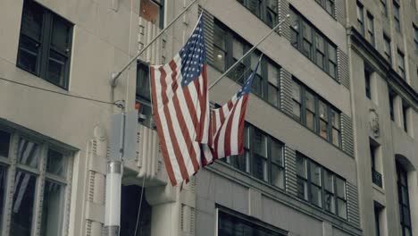 Zeitlupe-Flagge-Der-Vereinigten-Staaten,-Die-In-Den-Gebäuden-Des-Wall-Street-District-In-New-York-City-Hängt
