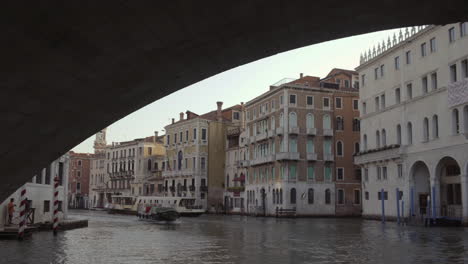 Navegando-A-Través-Del-Canal-Grande-Bajo-El-Puente-Ponte-Di-Rialto-En-Venecia,-Italia