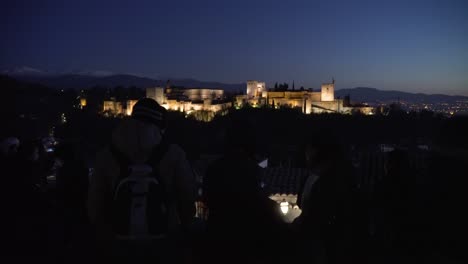 Silhouette-Von-Touristen,-Die-Nach-Sonnenuntergang-Fotos-Von-Der-Alhambra-Machen