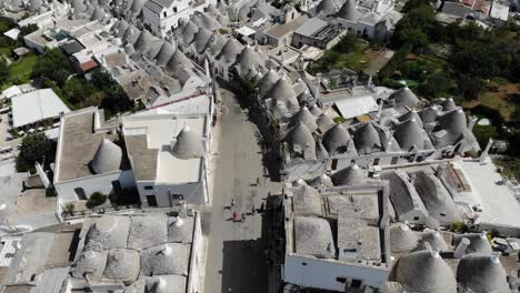 Aufschlussreiche-Aufnahmen-Mit-Drohnen-Von-Alberobello-City-Von-Der-Hauptstraße-Aus