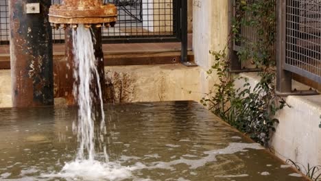 El-Agua-Sale-A-Borbotones-De-La-Vieja-Tubería-Oxidada-Al-Tanque-De-Agua-Para-El-Mantenimiento