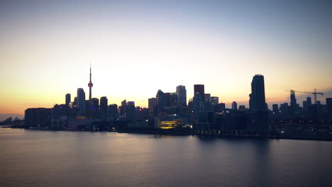 Filmische-Drohnenaufnahme-Der-Skyline-Von-Toronto-Während-Des-Sonnenuntergangs