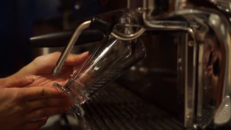 Slowmo---Kaffeemaschine-Bereitet-Espresso-In-Langem-Glaskaffee-Zu---Nahaufnahme