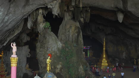Cueva-Dentro-Montaña-Estatua-Templo-Monje-Budismo