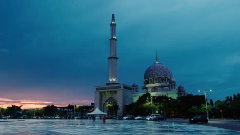 Mezquita-Putra-En-Putrajaya-Malasia-Timelapse-En-La-Noche