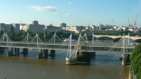 Vistas-Al-Puente-De-Hainfordford-Y-A-Los-Puentes-Golden-Jubilee,-Londres,-Inglaterra