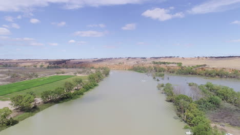 Aerial-shot-rising-over-the-beautiful-and-vast-River-Murray-on-a-stunning-day-in-rural-South-Australia