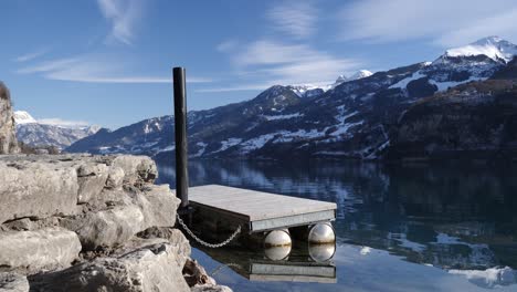 Floß-In-Einer-Wunderschönen-Fjordlandschaft-Im-Winter-In-Der-Schweiz