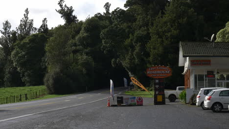 Cars-driving-through-Fitzgerald-glade-on-the-way-to-Tirau-stopping-at-the-roadhouse-cafe